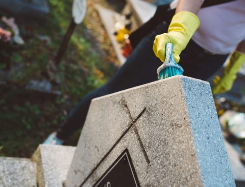 Grabstein reinigen und pflegen