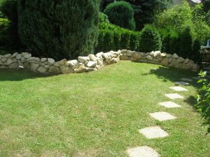 Steinzaun im Garten