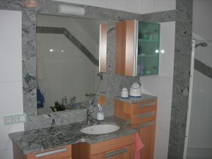 Badezimmer mit Steinoberflächen