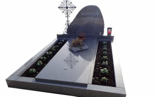 Grabstein mit seitlichen Platz für Erde und Blumen