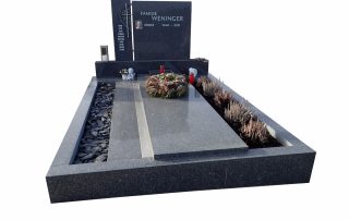 zweigeteilter Grabstein mit seitlichen Platz für Erde und Blumen