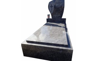 Gedecktes Steingrab mit hoher Absatzfläche