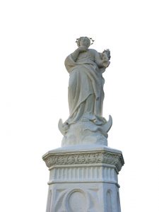 Statue mit Podest